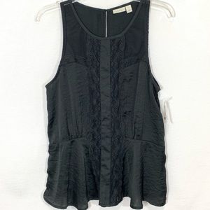 Hinge sleeveless peplum blouse w/ lace detail M